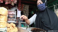 Ada pengaruh, ada perubahan harga, biasanya beli satu (kotak atau tampir tahu) Rp 27 ribu, sekarang Rp 30 ribu, kata Gani kepada detikcom, Minggu (3/12/2020). Naik Rp 3 ribu per satu kotak (tampir tahu), tambahnya.  