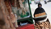 Akibat kenaikan harga tahu mentah dari pengrajin, ia pun menaikan harga tahu yang dijual di kiosnya.