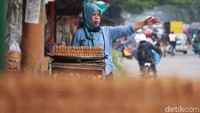 Menurutnya, meski ada kenaikan, tidak ada penurunan pembeli. Namun, setiap pembeli yang datang merasa kaget jika harga tahu naik. Tak semua pedagang menaikan harga tahu Sumedang jualannya, salah satunya yang dilakukan oleh Teti. Teti menyebut, dirinya lebih baik memiki untung kecil daripada menaikan harga.