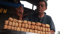 Seorang pedagang menjual tahu Sumedang di Jalan Raya Garut-Bandung, Minggu (3/1/2021).  