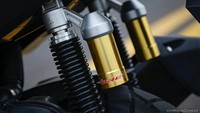 Kaki-kaki Dayang ADV150 memiliki bentuk yang gambot karena sudah menggunakan ban dual purpose dengan ukuran pelek 14 inci di depan dan 13 inci di belakang. Motor ini masih menggunakan suspensi teleskopik di depan, namun suspensi belakangnya sudah menggunakan model subtank. Foto: newmotor