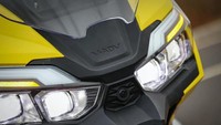 Meski secara desain terkesan menjiplak, Dayang ADV150 berani tampil beda dari segi teknologi dan fitur. Di area depan misalkan, skutik ini sudah dibekali empat buah lampu projector dan dua strip lampu LED yang berfungsi sebagai lampu sein. Foto: newmotor
