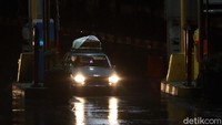 Hujan diketahui terjadi sejak sore hari dan sempat berhenti, namun hujan kembali turun pada petang hari.