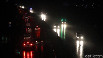 Diguyur Hujan, Puncak Arus Balik di GT Cileunyi Ramai Lancar