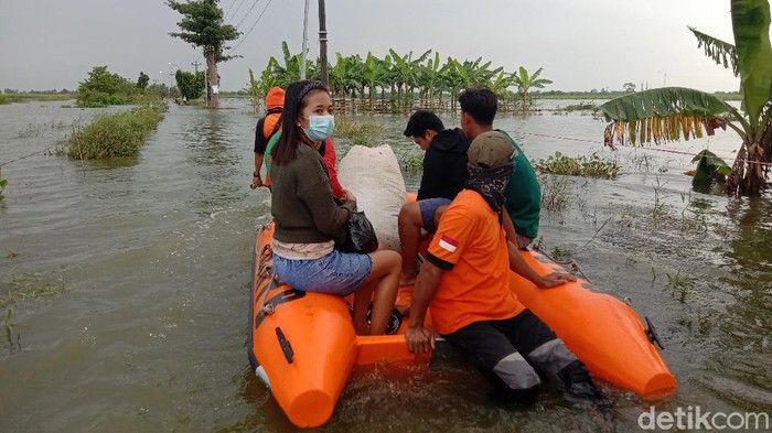 Evakuasi korban banjir di Kudus, (3/1/2021)