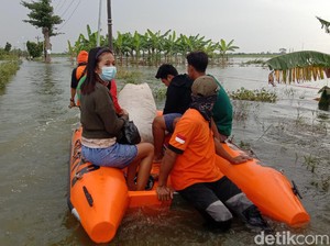 Korban Banjir Akibat Tanggul Jebol di Kudus Dievakuasi Petugas