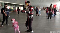 Sedangkan cosplayer Spiderman, Angga Aditya (31) bisa memiliki penghasilan sekitar Rp 5-6 juta per bulan yang didapat dari mengisi acara dan menerima endorsement. Dia memiliki penghasilan lebih sedikit karena menjadikan pekerjaan itu hanya sebagai sampingan. Selain jadi Spiderman, saat ini dia juga sedang menggeluti tokoh kamen rider. 