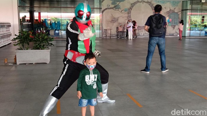 Menjadi cosplayer tak hanya sebagai hobi. Kini orang berkostum ala karakter film anime jepang itu kian banyak ditemukan dan jadi profesi tersendiri di Indonesia
