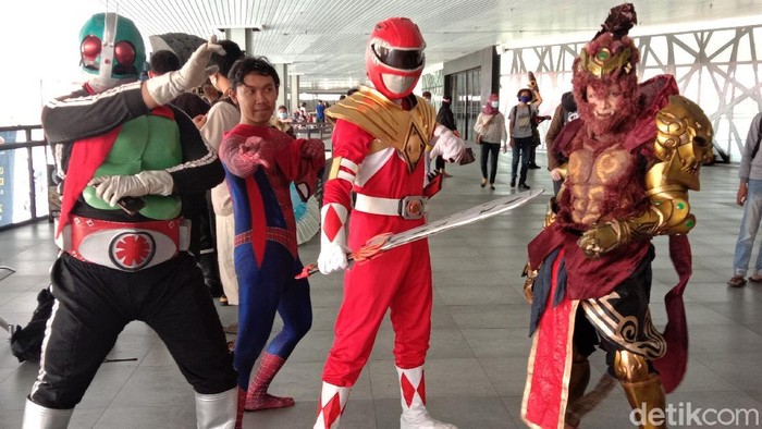 Menjadi cosplayer tak hanya sebagai hobi. Kini orang berkostum ala karakter film anime jepang itu kian banyak ditemukan dan jadi profesi tersendiri di Indonesia