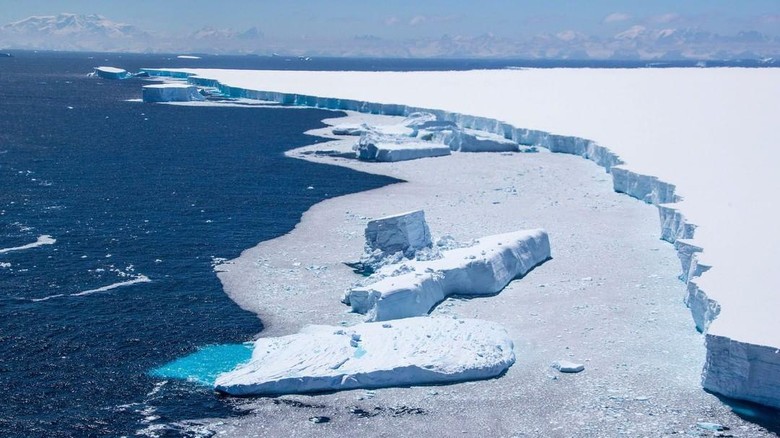 Gunung es terbesar di dunia yang disebut A68a terbelah menjadi dua. Bongkahan gunung es sebesar pulau Antartik Selatan tersebut dikatakan mengancam populasi hewan liar.