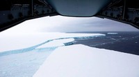 A68a menjadi gunung es terbesar di dunia ketika terbelah dari lapisan es Larsen C Antartika pada Juli 2017. Corporal Phil Dye/Ministry of Defence via AP.