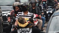 Pantauan detikcom, Minggu (3/1/2021) sore kendaraan yang melintas di jalur tersebut berasal dari arah Garut dan Sumedang.