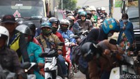 Terpantau kendaraan roda dua, dengan plat nomor luar Bandung melintas di jalan tersebut.