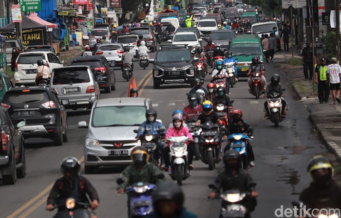 Sejumlah motor wara-wiri melintasi Jalan Raya Cileunyi-Cibiru, Bandung. Arus lalu lintas di kawasan itu tampak ramai saat puncak arus balik libur tahun baru.
