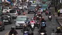 Sejumlah pemotor tampak melintasi Jalan Raya Cileunyi-Cibiru, Bandung, Jawa Barat, saat puncak arus balik libur tahun baru 2021, Minggu (3/1/2021). 