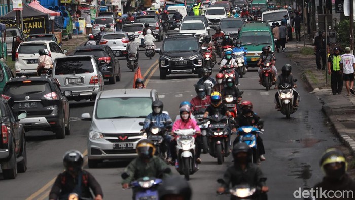 Sejumlah motor wara-wiri melintasi Jalan Raya Cileunyi-Cibiru, Bandung. Arus lalu lintas di kawasan itu tampak ramai saat puncak arus balik libur tahun baru.