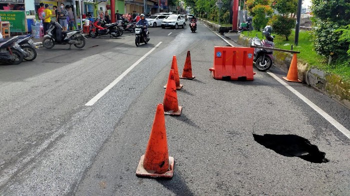Jalan di Kawasan Pantai Losari Makasar Ambles (Foto: Ibnu Munsir/detikcom)