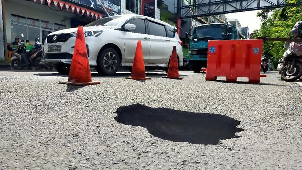Jalan di Kawasan Pantai Losari Makasar Ambles (Foto: Ibnu Munsir/detikcom)