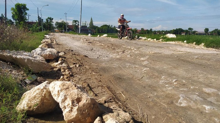 Jalan menuju bandara Ngloram di Desa Kapuan rusak dan memprihatinkan