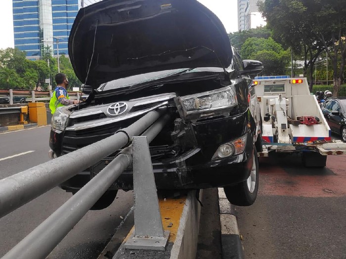 Penampakan Mobil 'Tertusuk' Tiang Pembatas Jalan di Jaksel