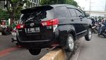 Penampakan Mobil Tertusuk Tiang Pembatas Jalan di Jaksel