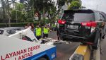 Penampakan Mobil Tertusuk Tiang Pembatas Jalan di Jaksel