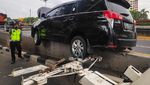 Penampakan Mobil Tertusuk Tiang Pembatas Jalan di Jaksel