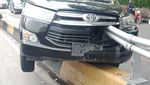 Penampakan Mobil Tertusuk Tiang Pembatas Jalan di Jaksel