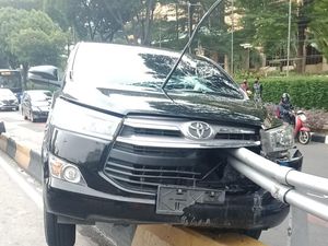 Ini Penyebab Kecelakaan di Gatsu Jaksel hingga Mobil Tertusuk Separator