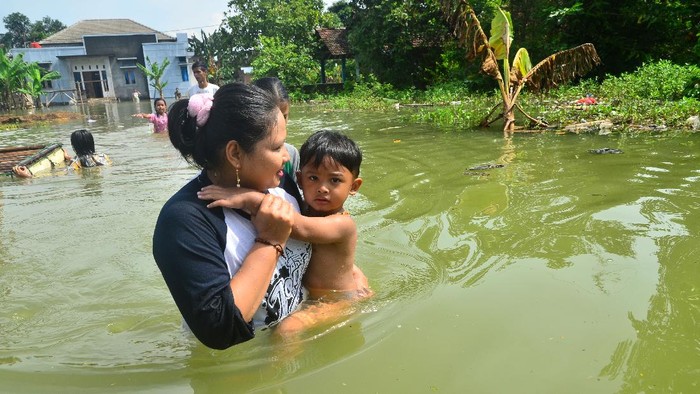 Kondisi Terkini di Kudus Usai Banjir Akibat Tanggul Jebol Meluas Banjir akibat tanggul jebol di Kudus menyebabkan ribuan rumah terendam. Selain merendam rumah dan fasilitas umum, akses jalan pun terputus.