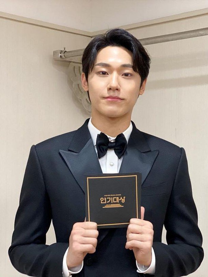 Foto Lee Do Hyun saat sekolah mencuri perhatian netizen.