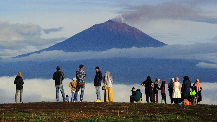 Bukit Tirai Embun ramai dikunjungi wisatawan saat momen libur tahun baru. Meski ditutup sementara guna cegah Corona, sejumlah wisatawan tetap datang ke sana.