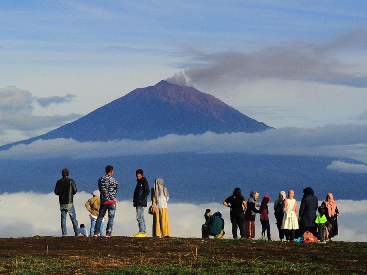 Libur Tahun Baru, Bukit Tirai Embun Ramai Pengunjung