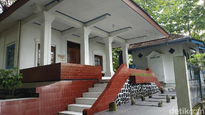 Jalan menanjak menjadi rute awal menuju makam Kanjeng Jimat. Dalam 400 meter pertama, jalan berlapis paving, di kanan kirinya terdapat kompleks pemakaman umum.
