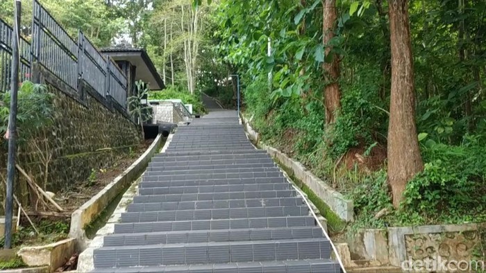 Jalan menanjak menjadi rute awal menuju makam Kanjeng Jimat. Makam yang kerap didatangi pezirah hingga dari mancanegara.
