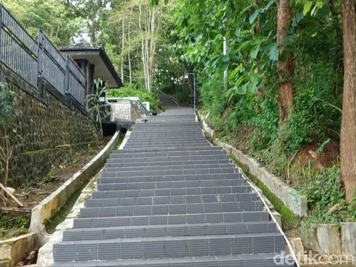 Jalan menanjak menjadi rute awal menuju makam Kanjeng Jimat. Makam yang kerap didatangi pezirah hingga dari mancanegara.