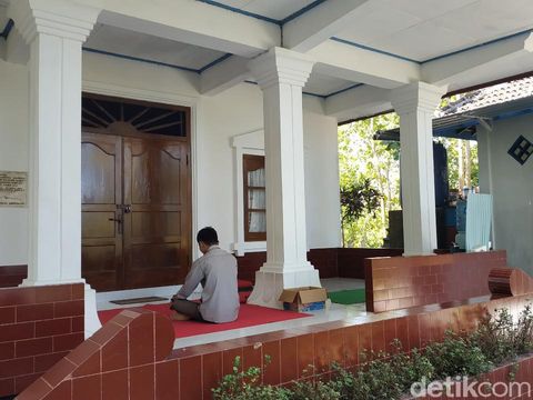 Jalan menanjak menjadi rute awal menuju makam Kanjeng Jimat. Dalam 400 meter pertama, jalan berlapis paving, di kanan kirinya terdapat kompleks pemakaman umum.