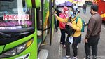 Melihat Aktivitas di Terminal Cicaheum Bandung