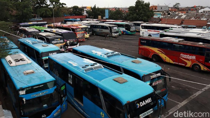 Terminal Cicaheum di Kota Bandung tampak lengang saat puncak arus balik libur tahun baru. Kondisi tersebut terjadi salah satunya akibat pandemi COVID-19.