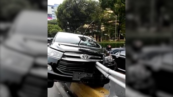 Mobil Tabrak Separator di Gatsu, Tertusuk Besi Pembatas