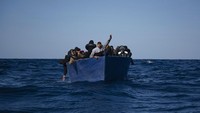 Sejumlah migran bereaksi saat akan dievakuasi oleh petugas organisasi non-profit Spanyol di Laut Mediterania.