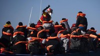 Sejumlah migran tampak mengenakan jaket pelampung saat berada di atas kapal.