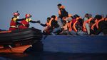 Momen Penyelamatan Migran yang Terombang-ambing di Laut Mediterania
