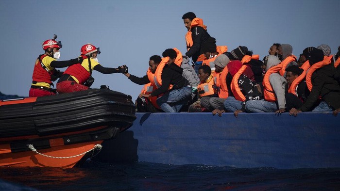 Momen Penyelamatan Migran yang Terombang-ambing di Laut Mediterania Sejumlah migran yang terombang-ambing di Laut Mediterania dievakuasi organisasi non-profit Spanyol. Para migran itu diketahui berasal dari Eritrea hingga Suriah