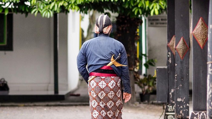 Hidup ala bangsawan keraton mungkin bukan hal yang bisa dirasakan semua orang. Namun, Anda bisa mencoba hidup setengah hari sebagai bangsawan di Kraton Yogyakarta. Caranya juga mudah, cukup mengikuti Patehan Royal Hi-Tea yang diselenggarakan oleh otel Royal Ambarrukmo Yogyakarta