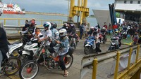 Sejumlah penumpang turun dari kapal penyeberangan KMP BRR setibanya di Pelabuhan Ulee Lheue, Banda Aceh, Minggu (3/1/2021). Untuk melayani puncak arus balik liburan tahun baru dari Pulau Sabang-Banda Aceh, pihak pengelola pelabuhan setempat menambah rute penyeberangan kapal cepat dan kapal lambat menjadi dua kali penyeberangan sehari. ANTARA FOTO/Ampelsa.