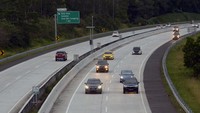 Sejumlah kendaraan melintas di Jalan Tol Trans Sumatera (JTTS) Ruas Bakauheni-Terbanggi Besar di Desa Sabahbalau, Lampung Selatan, Lampung, Minggu (3/1/2021). Arus balik libur Natal dan Tahun Baru di JTTS Ruas Bakauheni-Terbanggi Besar jalur A dan B terpantau ramai lancar. ANTARA FOTO/Ardiansyah.