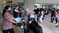 Petugas memeriksa tiket calon penumpang pesawat udara di Terminal Domestik Bandara Internasional I Gusti Ngurah Rai, Bali, Minggu (3/1/2021). ANTARA FOTO/Fikri Yusuf.
