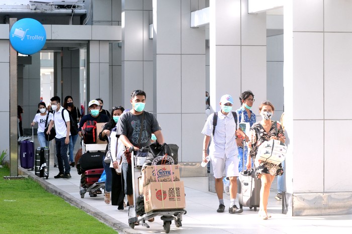 Puncak arus balik libur tahun baru 2021 terjadi hari ini. Sejumlah bandara hingga terminal pun sibuk dengan aktivitas penumpang saat arus balik libur tahun baru