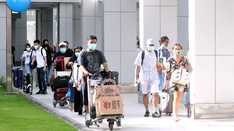 Penampakan Arus Balik Libur Tahun Baru di Bandara-Terminal Indonesia Puncak arus balik libur tahun baru 2021 terjadi hari ini. Sejumlah bandara hingga terminal pun sibuk dengan aktivitas penumpang saat arus balik libur tahun baru